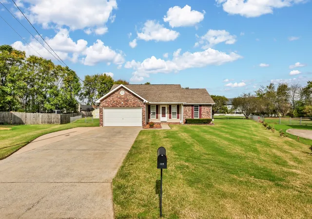 Photo 1 of Single family home for sale at 1404 Elliott Ct, Clarksville, TN 37042 | MLS# 3619035 | Listing updated on 2026-10-19