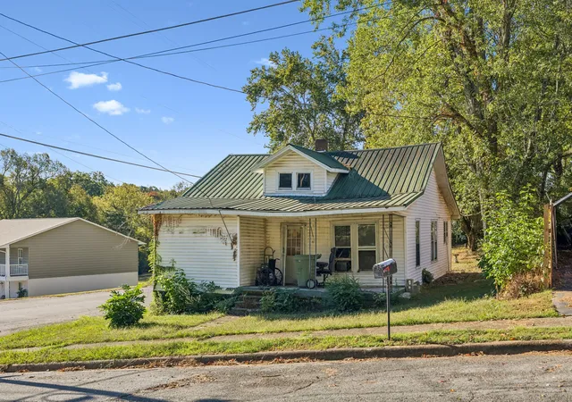 Photo 1 of Single family home for sale at 431 Parkes St, Lawrenceburg, TN 38464 | MLS# 3620402 | Listing updated on 2026-10-27