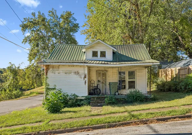 Photo 1 of Single family home for sale at 431 Parkes St, Lawrenceburg, TN 38464 | MLS# 3620402 | Listing updated on 2026-10-27