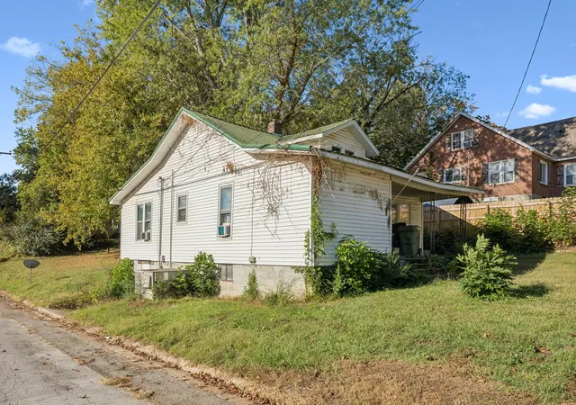 Photo 2 of Single family home for sale at 431 Parkes St, Lawrenceburg, TN 38464 | MLS# 3620402 | Listing updated on 2026-10-27