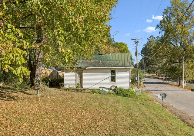Photo 4 of Single family home for sale at 431 Parkes St, Lawrenceburg, TN 38464 | MLS# 3620402 | Listing updated on 2026-10-27