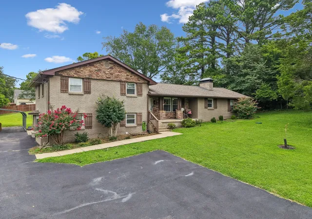 Photo 2 of Single family home for sale at 708 Glen Oaks Dr, Mount Juliet, TN 37122 | MLS# 3615626 | Listing updated on 2026-10-09