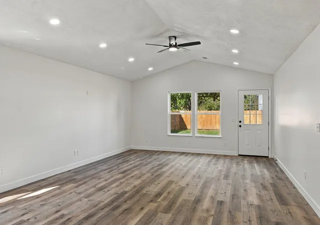 Photo 3 of Single family home for sale at 30 Warren St, Paris, TN 38242 | MLS# 3622567 | Listing updated on 2026-10-19