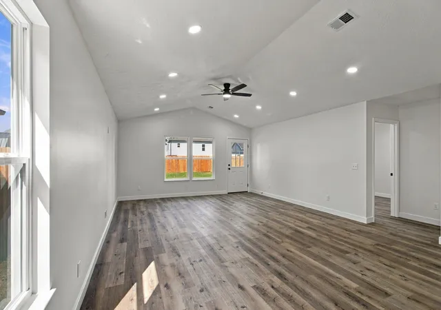 Photo 4 of Single family home for sale at 30 Warren St, Paris, TN 38242 | MLS# 3622567 | Listing updated on 2026-10-19