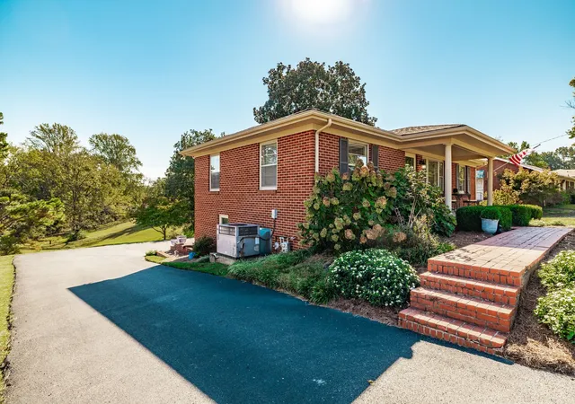 Photo 4 of Single family home for sale at 4052 S Sequoia Dr, Springfield, TN 37172 | MLS# 3619296 | Listing updated on 2026-10-14