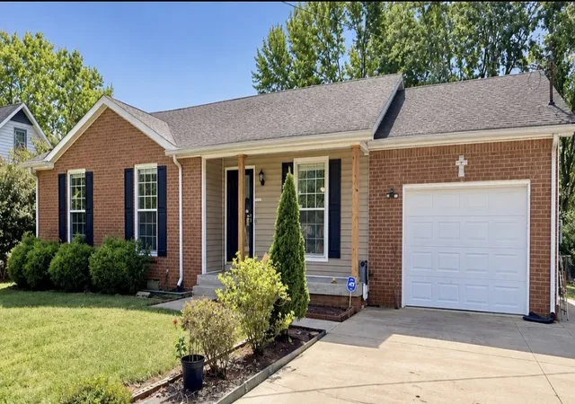 Photo 2 of Single family home for sale at 620 Doane Dr, Clarksville, TN 37042 | MLS# 3615350 | Listing updated on 2026-10-08