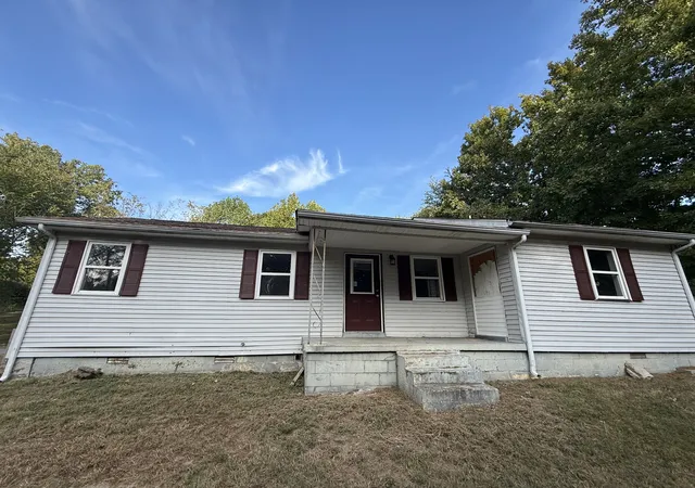 Single family home for sale at 3010 Highway 31 E, Westmoreland, TN 37186 | MLS# 3615422