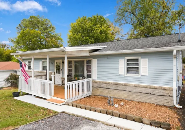 Photo 2 of Single family home for sale at 305 S Fairoak St, Shelbyville, TN 37160 | MLS# 3615439 | Listing updated on 2026-10-09