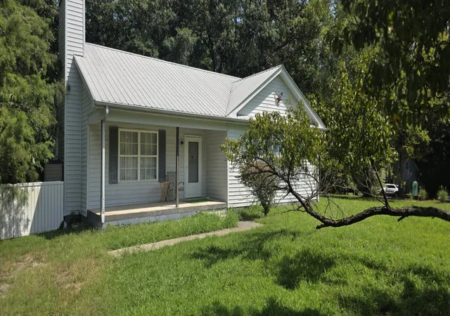 Photo 2 of Single family home for sale at 4060 Old Clarksville Pike, Clarksville, TN 37043 | MLS# 3618688 | Listing updated on 2026-10-09