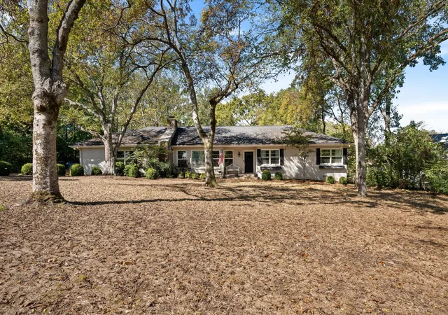 Photo 2 of Single family home for sale at 701 Vosswood Dr, Nashville, TN 37205 | MLS# 3620128 | Listing updated on 2026-10-22