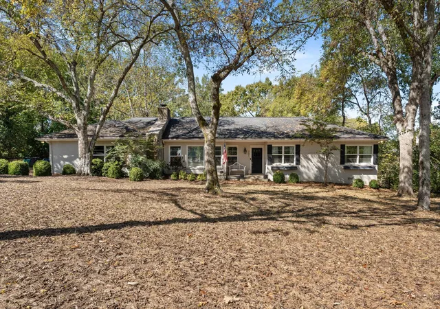 Photo 3 of Single family home for sale at 701 Vosswood Dr, Nashville, TN 37205 | MLS# 3620128 | Listing updated on 2026-10-22