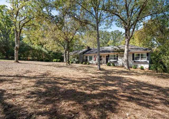 Photo 4 of Single family home for sale at 701 Vosswood Dr, Nashville, TN 37205 | MLS# 3620128 | Listing updated on 2026-10-22