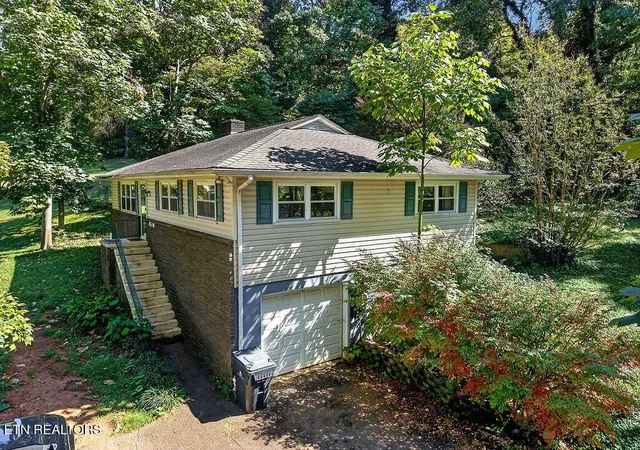 Photo 1 of Single family home for sale at 420 Hialeah Dr, Knoxville, TN 37920 | MLS# 3615576 | Listing updated on 2026-10-09
