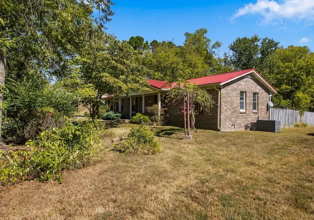 Photo 2 of Single family home for sale at 624 Crestland Dr, Columbia, TN 38401 | MLS# 3618686 | Listing updated on 2026-10-09