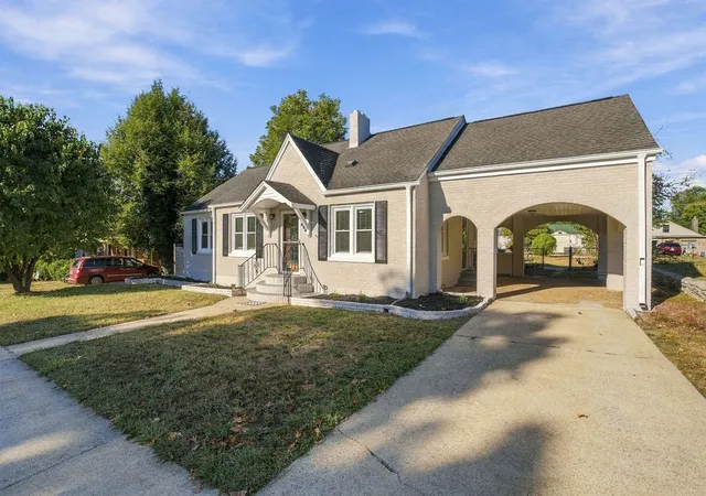 Photo 2 of Single family home for sale at 404 2nd Avenue, Fayetteville, TN 37334 | MLS# 3618617 | Listing updated on 2026-10-09