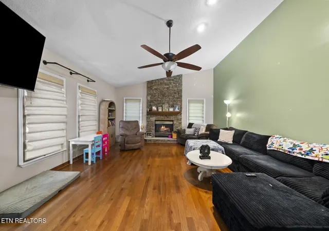 Photo 3 of Single family home for sale at 71 Creekway Dr, Crossville, TN 38555 | MLS# 3615667 | Listing updated on 2026-10-09