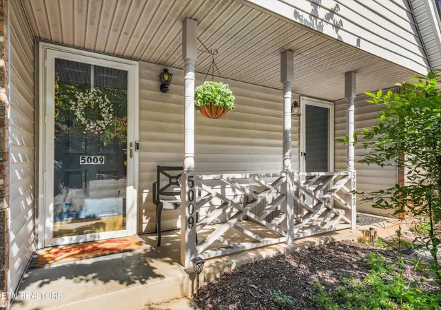 Photo 2 of Townhouse for sale at 5009 Tr Manor Ln, Knoxville, TN 37912 | MLS# 3617254 | Listing updated on 2026-10-10