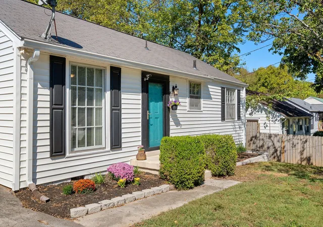 Photo 3 of Single family home for sale at 5609 Meadowcrest Ln, Nashville, TN 37209 | MLS# 3618773 | Listing updated on 2026-10-09