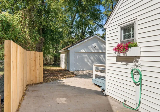 Photo 3 of Single family home for sale at 5609 Meadowcrest Ln, Nashville, TN 37209 | MLS# 3618773 | Listing updated on 2026-10-09