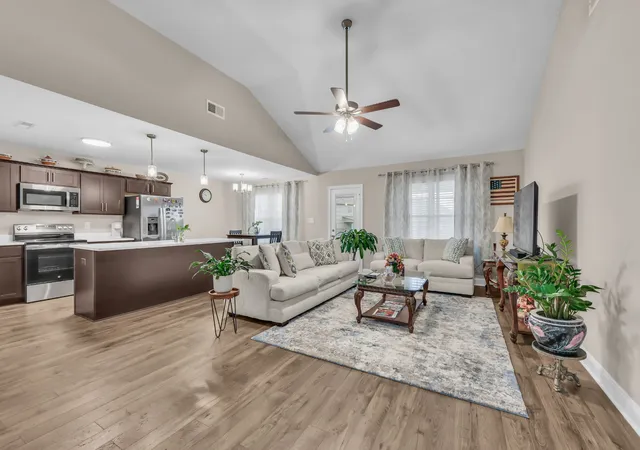 Photo 4 of Single family home for sale at 1025 Tufnel Dr, Clarksville, TN 37040 | MLS# 3618679 | Listing updated on 2026-10-09