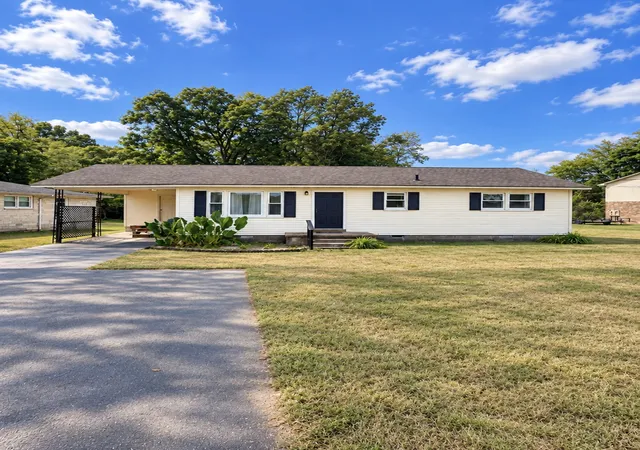 Photo 3 of Single family home for sale at 2125 W Gaines St, Lawrenceburg, TN 38464 | MLS# 3618637 | Listing updated on 2026-10-09