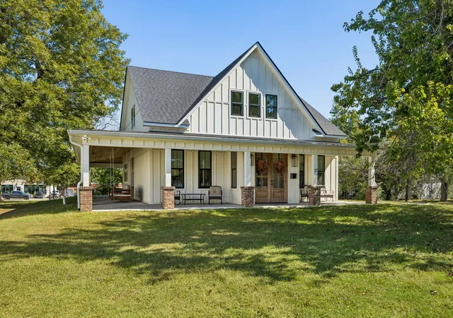 Photo 1 of Single family home for sale at 17 East 1st Ave, Hohenwald, TN 38462 | MLS# 3618782 | Listing updated on 2026-10-09