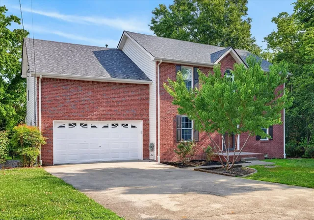 Photo 2 of Single family home for sale at 402 Pointe Clear Dr, Smyrna, TN 37167 | MLS# 3618757 | Listing updated on 2026-10-09