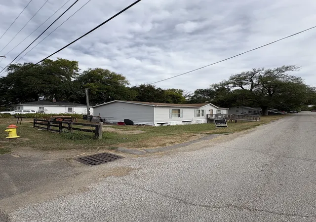 Photo 3 of Manufactured home for sale at 201 East 16th St, Columbia, TN 38401 | MLS# 3619237 | Listing updated on 2026-10-12