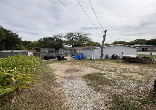 Photo 3 of Manufactured home for sale at 201 East 16th St, Columbia, TN 38401 | MLS# 3619237 | Listing updated on 2026-10-12