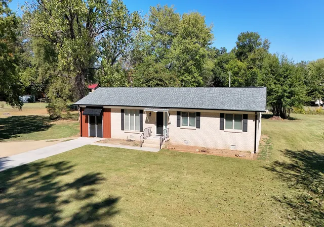 Photo 1 of Single family home for sale at 209 Country Clb Ln, Bolivar, TN 38008 | MLS# 3618915 | Listing updated on 2026-10-10