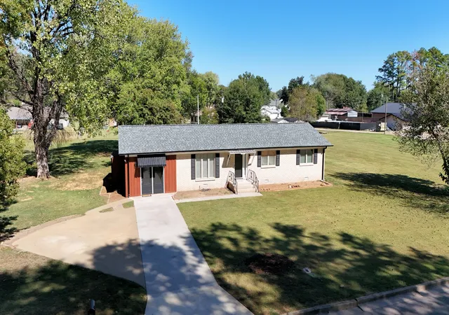 Photo 3 of Single family home for sale at 209 Country Clb Ln, Bolivar, TN 38008 | MLS# 3618915 | Listing updated on 2026-10-10