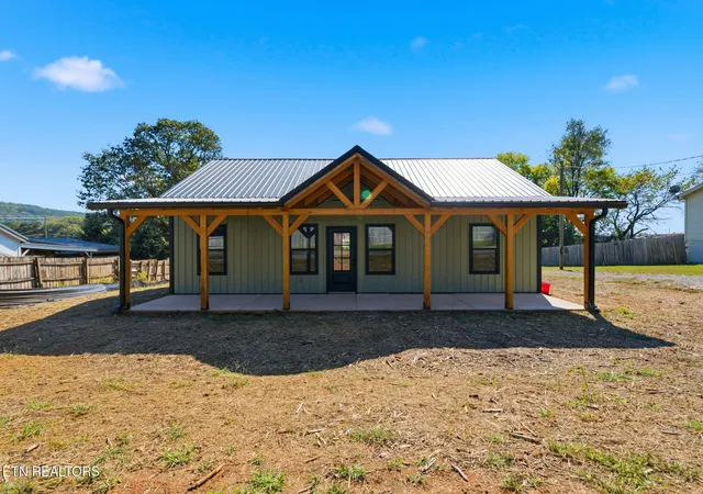 Photo 1 of Single family home for sale at 111 Powell Ave, Sweetwater, TN 37874 | MLS# 3618919 | Listing updated on 2026-10-10