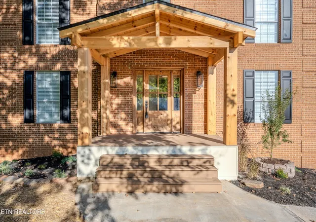 Photo 3 of Single family home for sale at 1908 Breezy Ridge Tr, Knoxville, TN 37922 | MLS# 3619030 | Listing updated on 2026-10-10