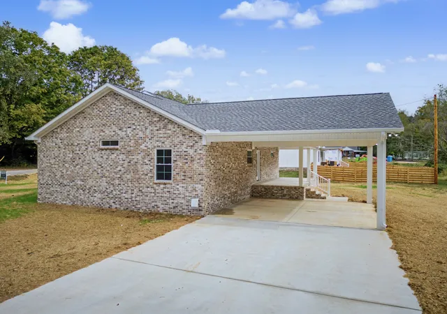 Photo 4 of Single family home for sale at 216 Adams Ave, Lawrenceburg, TN 38464 | MLS# 3619101 | Listing updated on 2026-10-17