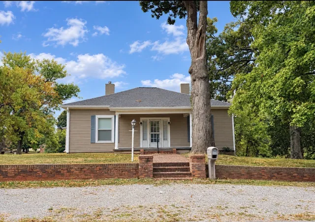 Single family home for sale at 2919 Old Clarksville Pike, Hopkinsville, KY 42240 | MLS# 3619057