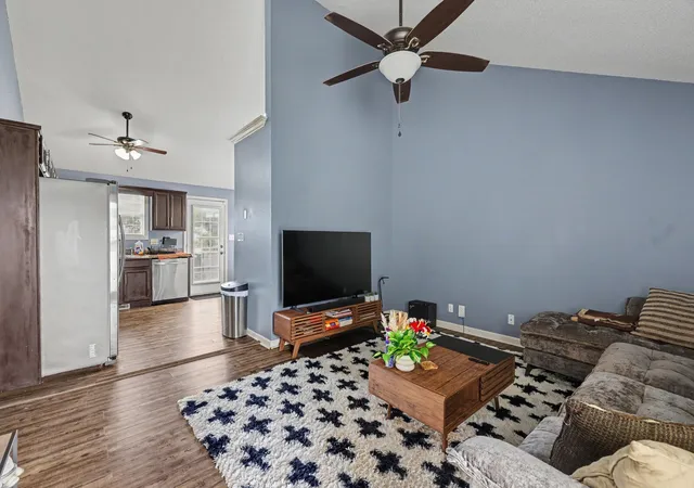 Photo 2 of Single family home for sale at 726 Donna Ct, Clarksville, TN 37042 | MLS# 3619888 | Listing updated on 2026-10-25