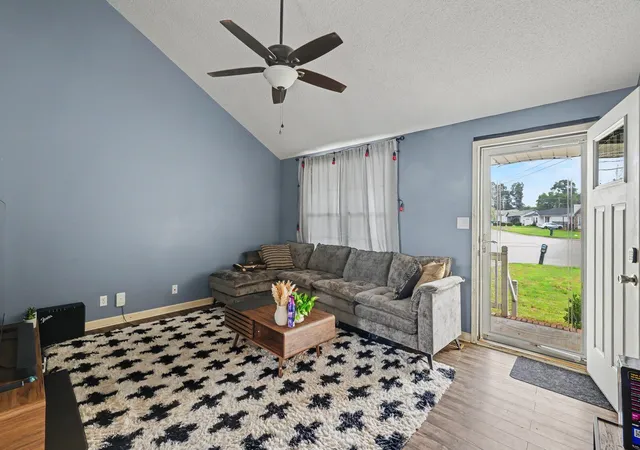Photo 3 of Single family home for sale at 726 Donna Ct, Clarksville, TN 37042 | MLS# 3619888 | Listing updated on 2026-10-25