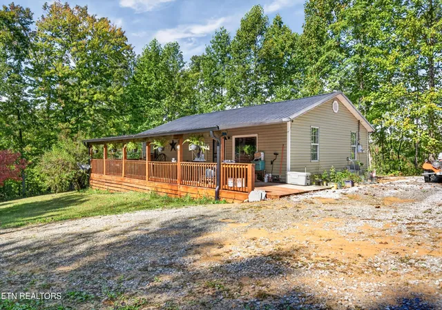 Photo 2 of Single family home for sale at 2882 Brewer Rd, Crossville, TN 38572 | MLS# 3619163 | Listing updated on 2026-10-11