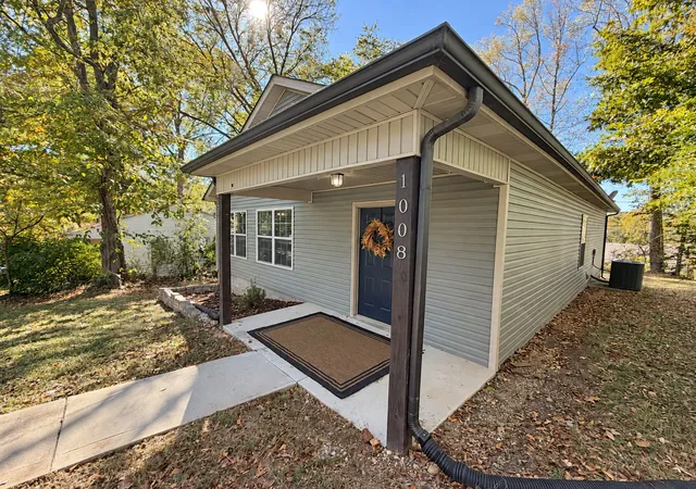 Photo 4 of Single family home for sale at 1008 Swift Dr, Clarksville, TN 37040 | MLS# 3622750 | Listing updated on 2026-10-27