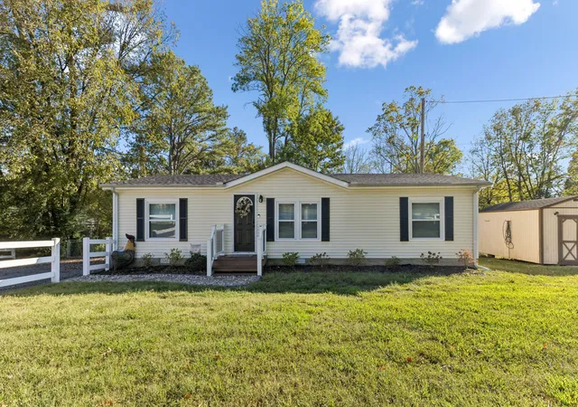 Manufactured home for sale at 118 E Elm St, Ashland City, TN 37015 | MLS# 3620144
