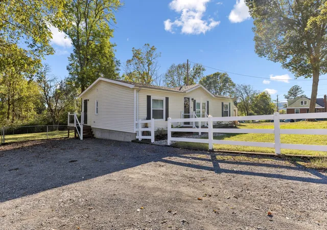 Photo 2 of Manufactured home for sale at 118 E Elm St, Ashland City, TN 37015 | MLS# 3620144 | Listing updated on 2026-10-13