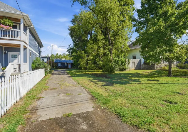 Photo 2 of Single family home for sale at 1015 Spain Ave, Nashville, TN 37216 | MLS# 3619802 | Listing updated on 2026-10-15