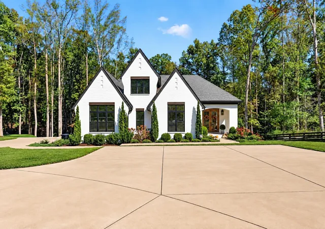 Photo 1 of Single family home for sale at 5916 Pinewood Rd, Franklin, TN 37064 | MLS# 3620478 | Listing updated on 2026-10-14