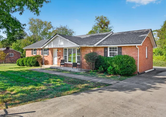 Photo 1 of Single family home for sale at 305 Rue Le Mans Dr, Clarksville, TN 37042 | MLS# 3622182 | Listing updated on 2026-10-18