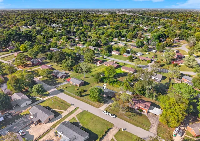 Photo 3 of Single family home for sale at 305 Rue Le Mans Dr, Clarksville, TN 37042 | MLS# 3622182 | Listing updated on 2026-10-18