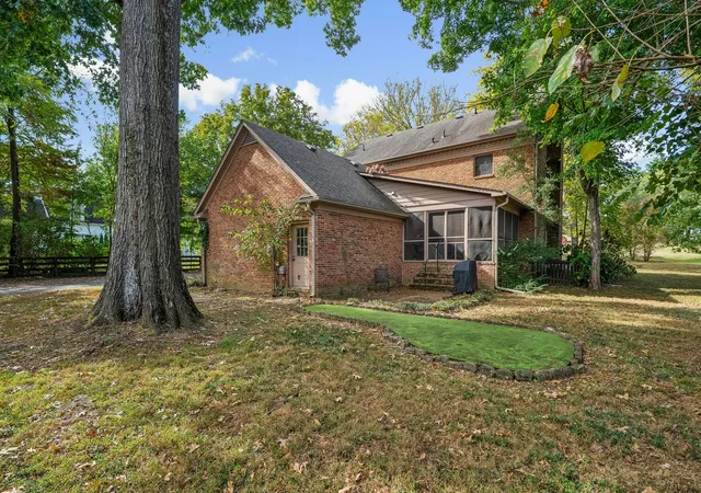 Photo 2 of Single family home for sale at 1107 Graymere Manor Rd, Columbia, TN 38401 | MLS# 3619699 | Listing updated on 2026-10-28