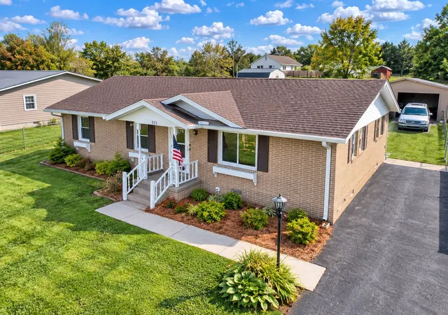 Single family home for sale at 925 Old Mcminnville Rd, Woodbury, TN 37190 | MLS# 3619701