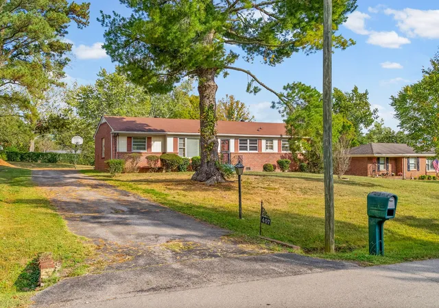 Photo 4 of Single family home for sale at 407 W Coy Cir, Clarksville, TN 37043 | MLS# 3621758 | Listing updated on 2026-10-16