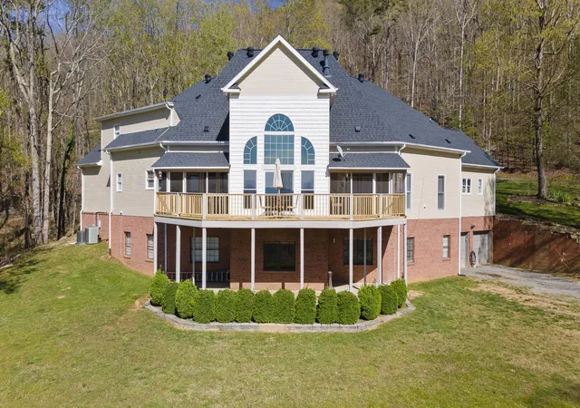 Photo 3 of Single family home for sale at 310 Bluffs Rd S, South Pittsburg, TN 37380 | MLS# 3619546 | Listing updated on 2026-10-12