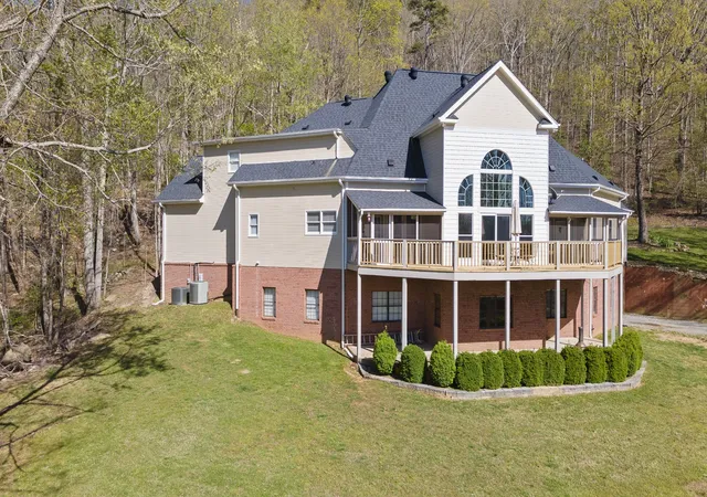 Photo 4 of Single family home for sale at 310 Bluffs Rd S, South Pittsburg, TN 37380 | MLS# 3619546 | Listing updated on 2026-10-12